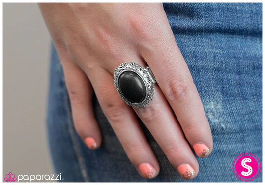 Paparazzi Ring ~ Trendsetter - Black